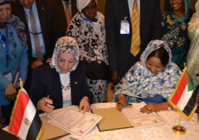 الدكتورة ناهد عشري، وزيرة القوى العاملة والهجرة، ونظيرتها السودانية إشراقة محمود